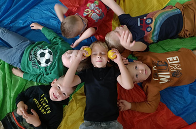 CHŁOPCY ŚWIĘTUJĄ