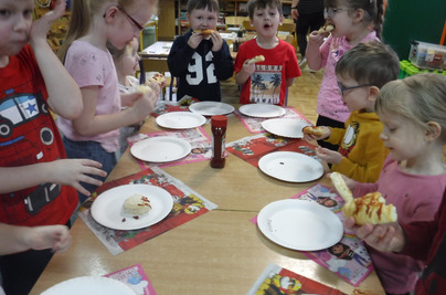 W Kopaszewie dzieci przygotowały pizzę